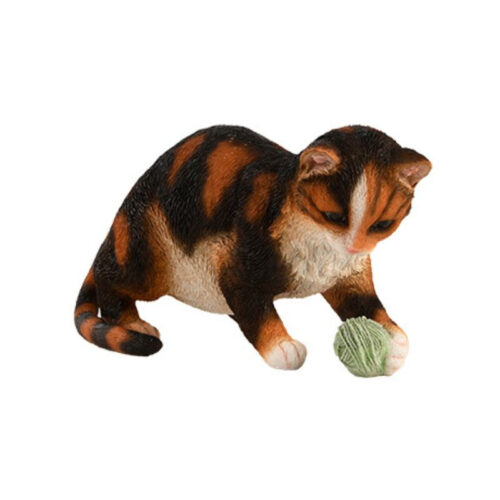 Kiscica polyresin szobor gombolyaggal